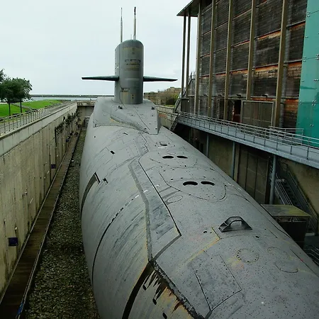 La Delphiniere : Bord De Mer, Equipements De Qualite 別荘