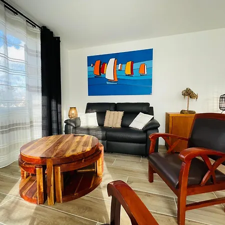 La Delphiniere : Bord De Mer, Equipements De Qualite