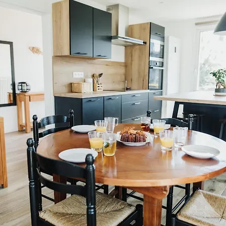 La Delphiniere : Bord De Mer, Equipements De Qualite Holiday home *