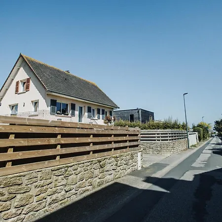 La Delphiniere : Bord De Mer, Equipements De Qualite