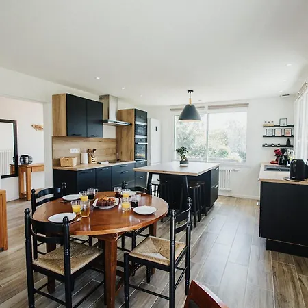 La Delphiniere : Bord De Mer, Equipements De Qualite *