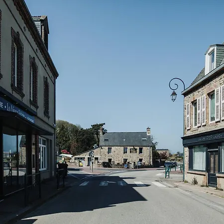 La Delphiniere : Bord De Mer, Equipements De Qualite