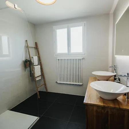 La Delphiniere : Bord De Mer, Equipements De Qualite