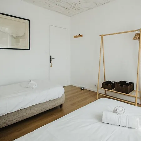 La Delphiniere : Bord De Mer, Equipements De Qualite Urville-Nacqueville