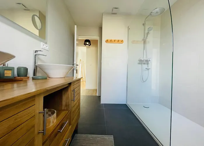 La Delphiniere : Bord De Mer, Equipements De Qualite * Urville-Nacqueville