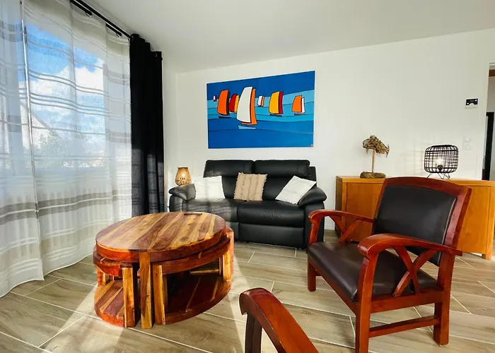 La Delphiniere : Bord De Mer, Equipements De Qualite