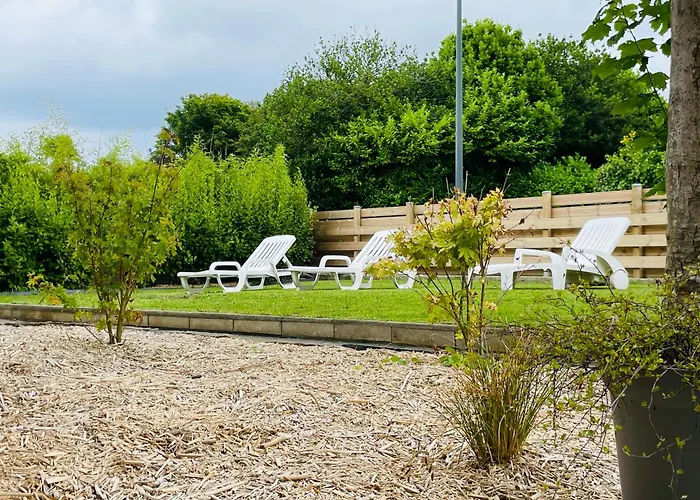 Semesterbostad La Delphiniere : Bord De Mer, Equipements De Qualite Urville-Nacqueville