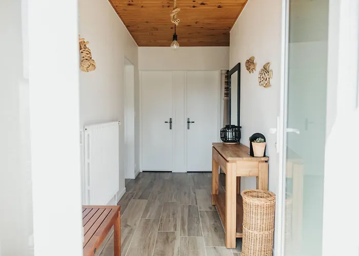 La Delphiniere : Bord De Mer, Equipements De Qualite Urville-Nacqueville