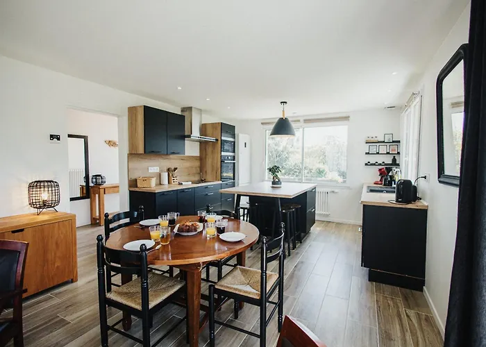 La Delphiniere : Bord De Mer, Equipements De Qualite *