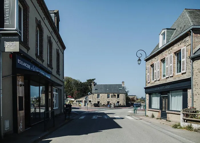 La Delphiniere : Bord De Mer, Equipements De Qualite