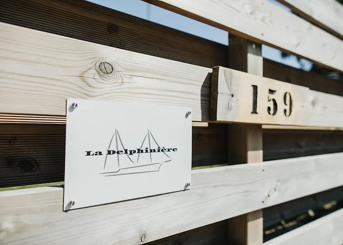 La Delphiniere : Bord De Mer, Equipements De Qualite *