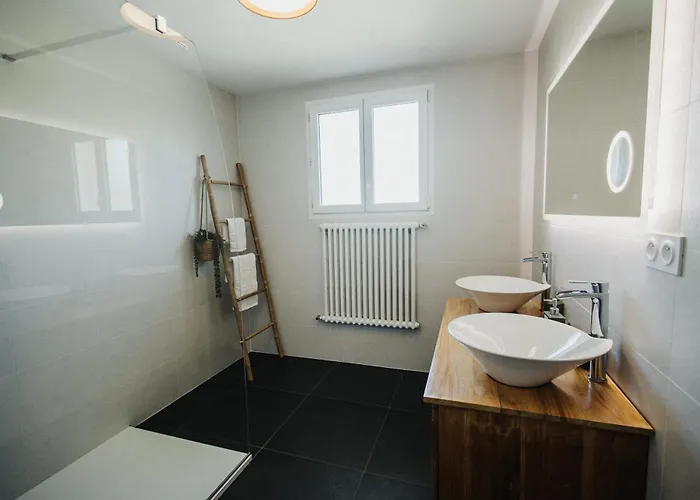 La Delphiniere : Bord De Mer, Equipements De Qualite