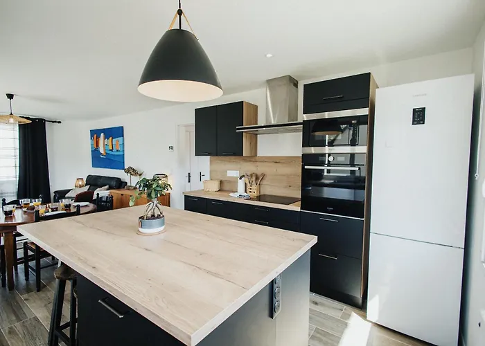 La Delphiniere : Bord De Mer, Equipements De Qualite *