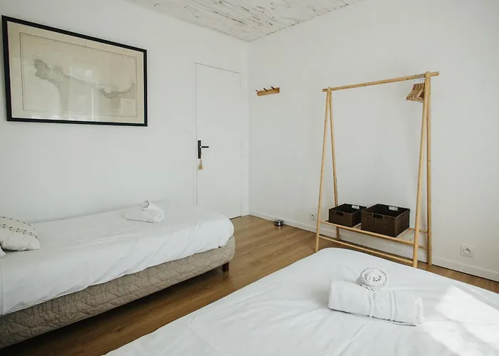 La Delphiniere : Bord De Mer, Equipements De Qualite Urville-Nacqueville