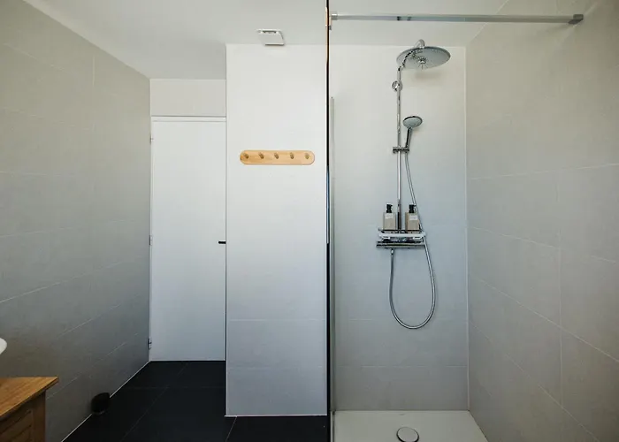 La Delphiniere : Bord De Mer, Equipements De Qualite