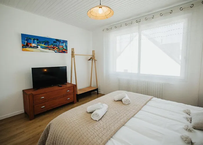 La Delphiniere : Bord De Mer, Equipements De Qualite *